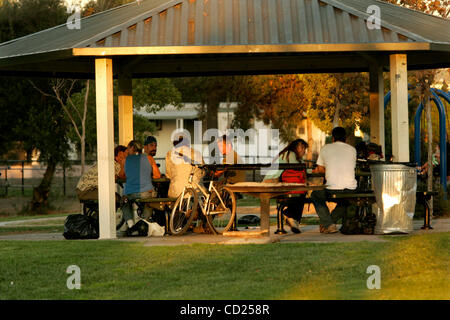 Novembre 19, 2008 Spring Valley, CA   itinérants se rassemblent à une table de pique-nique couvertes et d'autres pays développés et les secteurs non aménagés de Lamar Street Park de Spring Valley. Certains résidents aimeraient voir plus du parc élaboré pour encourager l'utilisation de plus de la communauté. Laura Embry/Union-Tri San Diego Banque D'Images