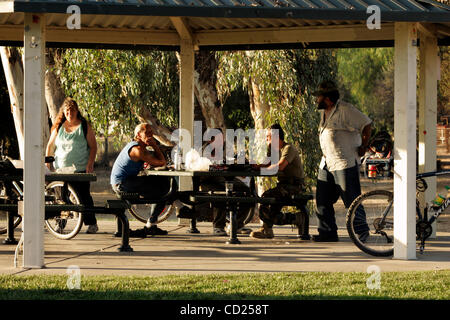 Novembre 19, 2008 Spring Valley, CA  itinérants se rassemblent à une table de pique-nique couvertes et d'autres pays développés et les secteurs non aménagés de Lamar Street Park de Spring Valley. Certains résidents aimeraient voir plus du parc élaboré pour encourager l'utilisation de plus de la communauté. Laura Embry/Union-Trib San Diego Banque D'Images