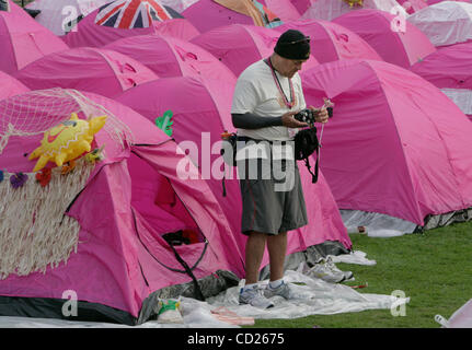 Le 22 novembre 2008, San Diego, Californie, USA Les Marcheurs de sortir d'une ville de tentes rose sur Crown Point le jour 2. Crédit photo obligatoire : Peggy Peattie/San Diego Union-Tribune/ZUMA Press Banque D'Images