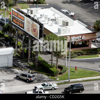 030308 rencontré wendys 6--Photo personnel par Uma Sanghvi/Le Palm Beach Post-0049922A--pour l'histoire par Gilken--West Palm Beach-- deux sont morts et quatre blessés après une heure de dîner à l'école de tir au sentier militaire et Cherry Road à West Palm Beach, FL, lundi 3 mars 2008. Pas POUR LA DISTRIBUTION HORS CO Banque D'Images