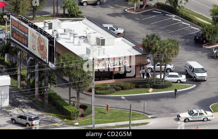 030308 rencontré wendys 7--Photo personnel par Uma Sanghvi/Le Palm Beach Post-0049922A--pour l'histoire par Gilken--West Palm Beach-- deux sont morts et quatre blessés après une heure de dîner à l'école de tir au sentier militaire et Cherry Road à West Palm Beach, FL, lundi 3 mars 2008. Pas POUR LA DISTRIBUTION HORS CO Banque D'Images