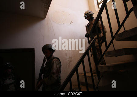 Mar 03, 2008 - quartier de Dora, à Bagdad, Irak - Les soldats de l'armée iraquienne sont à la recherche des maisons abandonnées au cours d'une patrouille conjointe avec l'armée américaine dans le quartier de Dora, à Bagdad. (Crédit Image : © Simon Klingert/ZUMA Press) RESTRICTIONS : Droits de l'Allemagne * départ * Banque D'Images