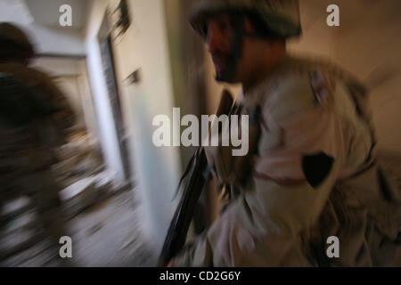 Mar 03, 2008 - quartier de Dora, à Bagdad, Irak - Les soldats de l'armée iraquienne sont à la recherche des maisons abandonnées au cours d'une patrouille conjointe avec l'armée américaine dans le quartier de Dora, à Bagdad. (Crédit Image : © Simon Klingert/ZUMA Press) RESTRICTIONS : Droits de l'Allemagne * départ * Banque D'Images