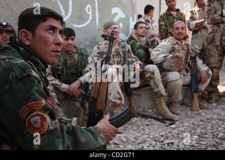 Mar 03, 2008 - quartier de Dora, à Bagdad, Irak - Les soldats de l'armée iraquienne étant un compte rendu après une patrouille conjointe avec l'armée américaine dans le quartier de Dora, à Bagdad. (Crédit Image : © Simon Klingert/ZUMA Press) RESTRICTIONS : Droits de l'Allemagne * départ * Banque D'Images