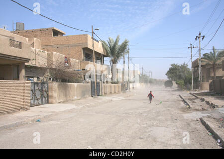 Mar 03, 2008 - quartier de Dora, à Bagdad, l'Iraq - un enfant est en marche le long d'une rue dans le quartier de Dora, à Bagdad. (Crédit Image : © Simon Klingert/ZUMA Press) RESTRICTIONS : Droits de l'Allemagne * départ * Banque D'Images