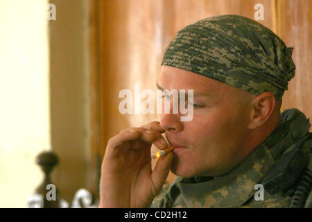 Mar 03, 2008 - quartier de Dora, à Bagdad, en Iraq - Un soldat de Némésis, Quartier général de la troupe 2e escadron du 2e régiment de cavalerie Stryker fume une cigarette. (Crédit Image : © Simon Klingert/ZUMA Press) RESTRICTIONS : Droits de l'Allemagne * départ * Banque D'Images