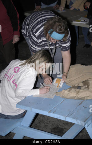 Mar 04, 2008 - Austin, Texas, USA - après l'immeuble où ils étaient censés caucus a fermé inopinément, Texas-démocrates se sont réunis dans un parking sombre de vote dans l'enceinte des conventions pour Hillary Clinton ou Barack Obama. Les électeurs utilisé des lampes de poche et téléphones cellulaires à la lumière la feuille de Banque D'Images