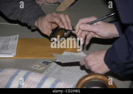 Mar 04, 2008 - Austin, Texas, USA - après l'immeuble où ils étaient censés caucus a fermé inopinément, Texas-démocrates se sont réunis dans un parking sombre de vote dans l'enceinte des conventions pour Hillary Clinton ou Barack Obama. Les électeurs utilisé des lampes de poche et téléphones cellulaires à la lumière la feuille de Banque D'Images