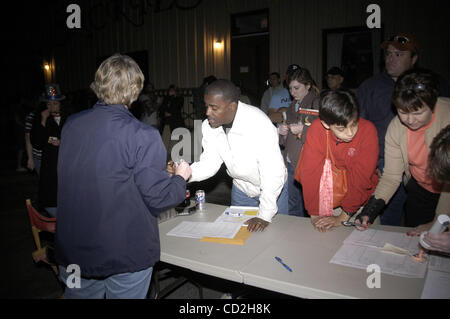 Mar 04, 2008 - Austin, Texas, USA - après l'immeuble où ils étaient censés caucus a fermé inopinément, Texas-démocrates se sont réunis dans un parking sombre de vote dans l'enceinte des conventions pour Hillary Clinton ou Barack Obama. Les électeurs utilisé des lampes de poche et téléphones cellulaires à la lumière la feuille de Banque D'Images