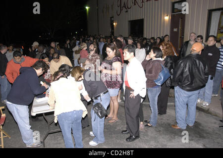 Mar 04, 2008 - Austin, Texas, USA - après l'immeuble où ils étaient censés caucus a fermé inopinément, Texas-démocrates se sont réunis dans un parking sombre de vote dans l'enceinte des conventions pour Hillary Clinton ou Barack Obama. Les électeurs utilisé des lampes de poche et téléphones cellulaires à la lumière la feuille de Banque D'Images