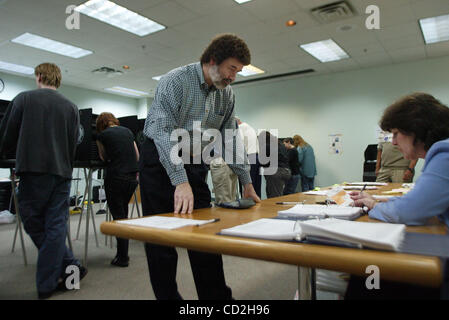 Mar 04, 2008 - Watauga, Texas, États-Unis - un électeur Républicain, gauche, signes en avant de recevoir son bulletin de Linda Roberts à l'intérieur de la cité parlementaire le travailleur Watauga bibliothèque publique. La bibliothèque lieu de scrutin Watauga accueille cinq démocrates et cinq bureaux de vote républicain. (Crédit Image : © Robert Hughes/ZUMA Banque D'Images