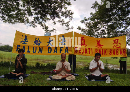 Membre du Falun Gong au cours de méditations protester en face de Chine Ambassade du Canada à Jakarta, Indonésie,mars 05,2008. Le Falun Gong est membre, pour protester contre le gouvernement de la Chine et sa poursuite des membres du Falun Gong. Leur demande que de nombreux praticiens du Falun Gong sont toujours détenus illégalement dans des camps de travail Banque D'Images