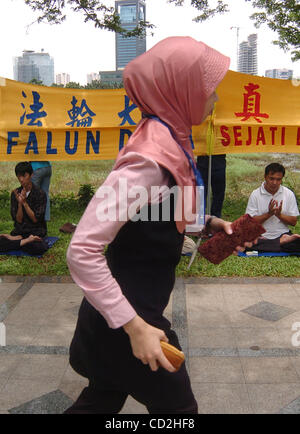 Membre du Falun Gong au cours de méditations protester en face de Chine Ambassade du Canada à Jakarta, Indonésie,mars 05,2008. Le Falun Gong est membre, pour protester contre le gouvernement de la Chine et sa poursuite des membres du Falun Gong. Leur demande que de nombreux praticiens du Falun Gong sont toujours détenus illégalement dans des camps de travail Banque D'Images