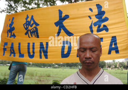 Membre du Falun Gong au cours de méditations protester en face de Chine Ambassade du Canada à Jakarta, Indonésie,mars 05,2008. Le Falun Gong est membre, pour protester contre le gouvernement de la Chine et sa poursuite des membres du Falun Gong. Leur demande que de nombreux praticiens du Falun Gong sont toujours détenus illégalement dans des camps de travail Banque D'Images