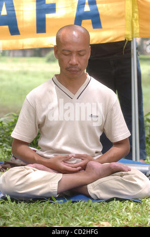 Membre du Falun Gong au cours de méditations protester en face de Chine Ambassade du Canada à Jakarta, Indonésie,mars 05,2008. Le Falun Gong est membre, pour protester contre le gouvernement de la Chine et sa poursuite des membres du Falun Gong. Leur demande que de nombreux praticiens du Falun Gong sont toujours détenus illégalement dans des camps de travail Banque D'Images