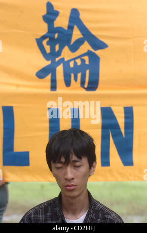 Membre du Falun Gong au cours de méditations protester en face de Chine Ambassade du Canada à Jakarta, Indonésie,mars 05,2008. Le Falun Gong est membre, pour protester contre le gouvernement de la Chine et sa poursuite des membres du Falun Gong. Leur demande que de nombreux praticiens du Falun Gong sont toujours détenus illégalement dans des camps de travail Banque D'Images