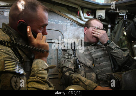 Mar 07, 2008 - quartier de Dora, à Bagdad, Irak - Deux soldats 2e Peloton, Nemesis Troop, 2e escadron du 2e régiment de cavalerie Stryker sont assis dans leur APC Stryker après une patrouille à pied dans le quartier de Dora, à Bagdad. (Crédit Image : © Simon Klingert/ZUMA Press) RESTRICTIONS : * Allemagne de l'homme O Banque D'Images