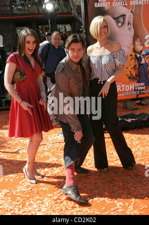 Mar 08, 2008 - Westwood, Californie, USA - l'acteur Jim Carrey (centre), fille JANE CARREY et l'actrice JENNY McCARTHY au 'Dr Seuss' Horton Hears a Who" Première mondiale tenue au théâtre le Village de Westwood. (Crédit Image : © Lisa O'Connor/ZUMA Press) Banque D'Images