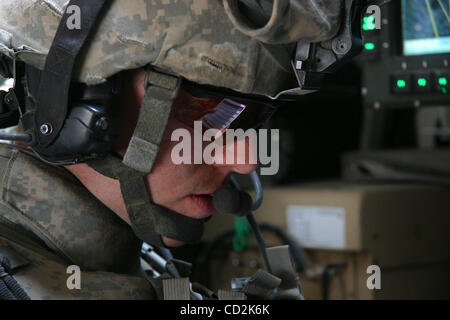 Mar 10, 2008 - district Raheed, Bagdad, Irak - Le leader de 3e Peloton, Fox Company du 2e Escadron, 2e Stryker Cavalry Regiment lit un fichier sur sa mission à l'intérieur d'un poste de commandement dans le véhicule Stryker al Dora, à Bagdad. (Crédit Image : © Simon Klingert/ZUMA Press) RESTRICTIONS : * Germa Banque D'Images