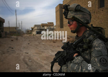 10 mars 2008 - quartier de Dora, à Bagdad, en Iraq - Un soldat du 1er Peloton, Fox Company du 2e Escadron, 2e régiment de cavalerie de Stryker la Shurta des patrouilles dans le quartier al Dora, à Bagdad. (Crédit Image : © Simon Klingert/ZUMA Press) RESTRICTIONS : Droits de l'Allemagne * départ * Banque D'Images