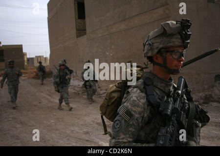 10 mars 2008 - quartier de Dora, à Bagdad, l'Iraq - Des soldats du 1er Peloton, Fox Company du 2e Escadron, 2e régiment de cavalerie de Stryker la Shurta patrouille dans le quartier al Dora, à Bagdad. (Crédit Image : © Simon Klingert/ZUMA Press) RESTRICTIONS : Droits de l'Allemagne * départ * Banque D'Images