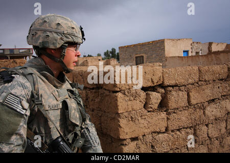 Mar 13, 2008 - district de Taji, Bagdad, Irak - Les soldats de la Compagnie Alpha, 1er Bataillon, 27e Régiment d'infanterie de la 2e brigade Stryker Combat Team, 25e Division d'infanterie, dans le village de Abu Asaf dans le district de Taji, au nord de Bagdad. (Crédit Image : © Simon Klingert/ZUMA Press) RESTRICTIONS Banque D'Images