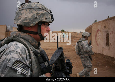 Mar 13, 2008 - district de Taji, Bagdad, Irak - Les soldats de la Compagnie Alpha, 1er Bataillon, 27e Régiment d'infanterie de la 2e brigade Stryker Combat Team, 25e Division d'infanterie, dans le village de Abu Asaf dans le district de Taji, au nord de Bagdad. (Crédit Image : © Simon Klingert/ZUMA Press) RESTRICTIONS Banque D'Images