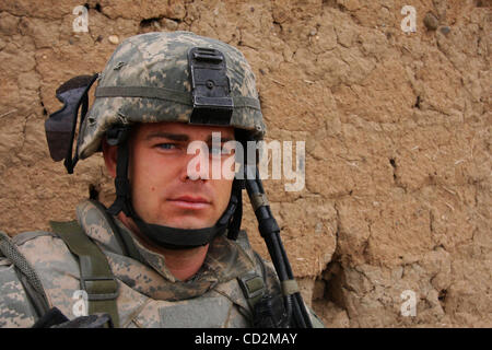 Mar 13, 2008 - district de Taji, Bagdad, Irak - Un soldat de la Compagnie Alpha, 1er Bataillon, 27e Régiment d'infanterie de la 2e brigade Stryker Combat Team, 25e Division d'infanterie, regarde le photographe lors d'une patrouille dans le village d'Abu Asaf. (Crédit Image : © Simon Klingert/ZUMA Press) RESTRICTION Banque D'Images