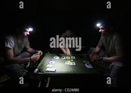 Mar 13, 2008 - Bagdad, Irak - Les soldats de la Compagnie Alpha, 1er Bataillon, 27e Régiment d'infanterie de la 2e brigade Stryker Combat Team, 25e Division d'infanterie, Rommee jouer à l'intérieur d'une tente au poste de sécurité commune al Awad au nord de Bagdad. (Crédit Image : © Simon Klingert/ZUMA Press) RESTRICTIONS : * ger Banque D'Images