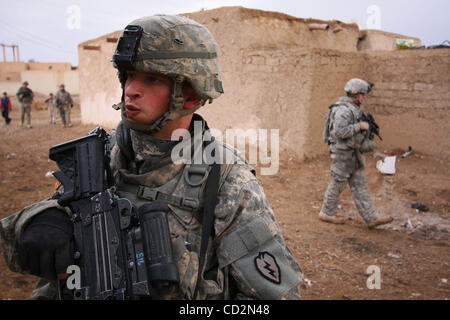 Mar 13, 2008 - Bagdad, Irak - Les soldats de la Compagnie Alpha, 1er Bataillon, 27e Régiment d'infanterie de la 2e brigade Stryker Combat Team, 25e Division d'infanterie, dans le village de Abu Asaf dans le district de Taji, au nord de Bagdad. (Crédit Image : © Simon Klingert/ZUMA Press) Banque D'Images