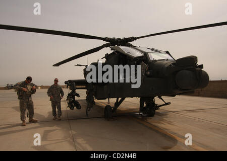 Mar 13, 2008 - Bagdad, Irak - un pilote de l'armée américaine et de l'artilleur- copilot se préparent à bord d'un hélicoptère d'attaque AH-64 Apache sur l'aire du Camp Taji en Iraq. (Crédit Image : © Simon Klingert/ZUMA Press) Banque D'Images