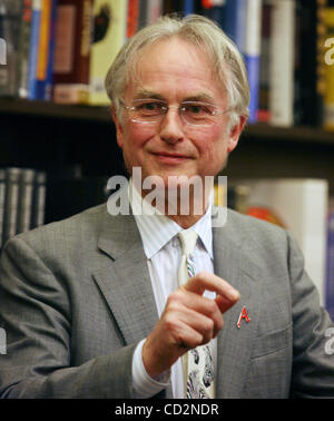 Mar 14, 2008 - New York, NY, USA - auteur controversé, biologie évolutive et célèbre athée Richard Dawkins parle de son nouveau livre "The God Delusion" tenue à Barnes et Noble Tribeca. (Crédit Image : © Nancy/Kaszerman ZUMA Press) Banque D'Images