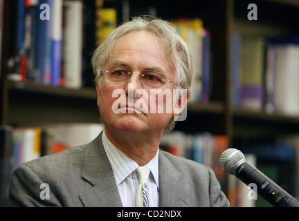 Mar 14, 2008 - New York, NY, USA - auteur controversé, biologie évolutive et célèbre athée Richard Dawkins parle de son nouveau livre "The God Delusion" tenue à Barnes et Noble Tribeca. (Crédit Image : © Nancy/Kaszerman ZUMA Press) Banque D'Images