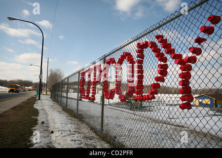 14 mars 2008 - Rosemount, Minnesota, USA - gobelets en plastique coincé dans une clôture de grillage simple torsion près de Rosemount High School's terrain de football sort RIP. (Crédit Image : © Jennifer Simonson/Minneapolis Star Tribune/ZUMA Press) RESTRICTIONS : * DÉPART * Droits de tabloïds USA Banque D'Images