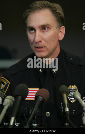 14 mars 2008 - Rosemount, Minnesota, USA - Rosemount Chef de police GARY KALSTABAKKEN répond aux questions des médias au sujet de la mort de poignarder Cody Davis Casey, 17 ans, de Rosemount. Un 16-year-old suspect a été arrêté. (Crédit Image : © Jennifer Simonson/Minneapolis Star Tribune/ZUMA Prés Banque D'Images