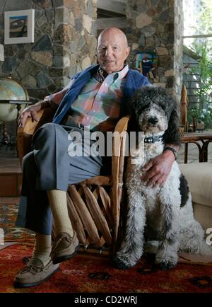 Mar 25, 2008 - Rancho Santa Fe, California, USA - financier et philanthrope JEROME KOHLBERG est assise avec son chien Molly à leur domicile le mardi à Rancho Santa Fe, en Californie. Kohlberg, un vétéran de la DEUXIÈME GUERRE MONDIALE qui ont un diplôme collégial sur la GI bill.Il a fait don de 8 millions de dollars à un fonds pour l'éducation des anciens combattants. (Cr Banque D'Images