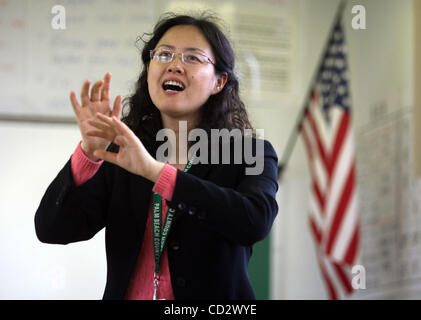 032608 skchinese 0050891a rencontré le personnel d'une photo par Bruce R. Bennett/Le Palm Beach Post avec story par Christina DeNardo -- West Palm Beach -- Li Lin (CQ) enseigne le chinois à Watson B. Duncan Middle School : ici, elle chante une chanson chinoise avec les élèves de 8e année. Ne pas diffuser en dehors de COX COMMUNICATIONS. OUT Banque D'Images