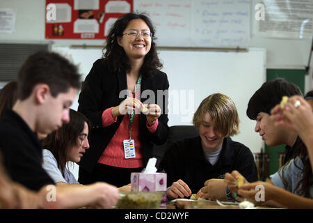 032608 skchinese 0050891a rencontré le personnel d'une photo par Bruce R. Bennett/Le Palm Beach Post avec story par Christina DeNardo -- West Palm Beach -- Li Lin (cq, centre) enseigne le chinois à l'école intermédiaire B. Duncan Watson ; ici, elle a fait de quenelles avec ses élèves de 8e année. Pas POUR LA DISTRIBUTION À L'EXTÉRIEUR COX PAPE Banque D'Images