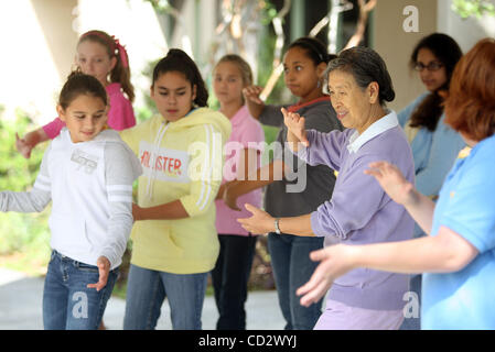 032608 skchinese 0050891a rencontré le personnel d'une photo par Bruce R. Bennett/Le Palm Beach Post avec story par Christina DeNardo -- West Palm Beach -- Chanson Yuling (CQ) conduit une leçon de Tai Ji Quan (CQ) avec 6ème année les étudiants de la classe ouvrière chinoise enseignée être sa belle-fille Li Lin (cq, non représenté) à Watson B Banque D'Images