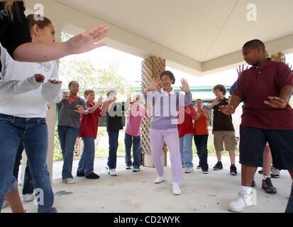 032608 skchinese 0050891a rencontré le personnel d'une photo par Bruce R. Bennett/Le Palm Beach Post avec story par Christina DeNardo -- West Palm Beach -- Chanson Yuling (cq, centre) dirige une leçon de Tai Ji Quan (CQ) avec 6ème année les étudiants de la classe ouvrière chinoise enseignée être sa belle-fille Li Lin (cq, non représenté) à Banque D'Images