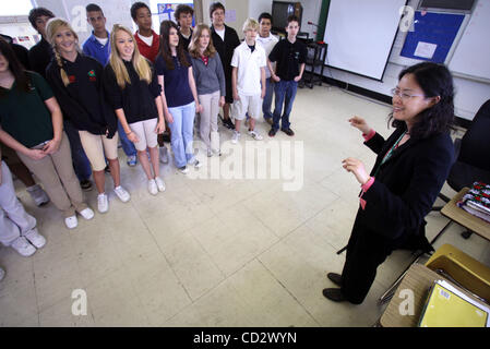 032608 skchinese 0050891a rencontré le personnel d'une photo par Bruce R. Bennett/Le Palm Beach Post avec story par Christina DeNardo -- West Palm Beach -- Li Lin (cq, droite) enseigne le chinois à Watson B. Duncan Middle School : ici, elle chante une chanson chinoise avec les élèves de 8e année. Ne PAS DIFFUSER EN DEHORS DU PAPIER DE COX Banque D'Images