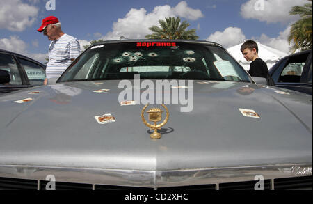 032708 voitures--0050958a rencontré un personnel--photo par Allen Eyestone/Le Palm Beach Post.. West Palm Beach, FL.. 6e conférence annuelle Barrett-Jackson Collector Palm Beach Car Event au South Florida Fairgrounds, du 26 au 30 mars. Les portes ouvriront à 8h00..la Cadillac 1993 a été utilisé par le caractère Patsy Parisi Dans les Soprano Banque D'Images