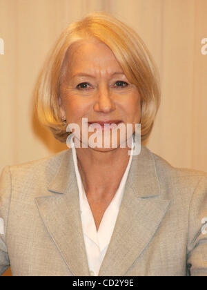 Mar 28, 2008 - New York, NY, USA - L'actrice Helen Mirren fait la promotion de son nouveau livre "Dans la section : Ma vie en photos' à Barnes et noble de la Cinquième Avenue. (Crédit Image : © Nancy/Kaszerman ZUMA Press) Banque D'Images