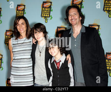 29 mars 2008 - Westwood, Californie, USA - Actrice POLLY DRAPER, Musicien MICHAEL WOLFF et enfants ALEX & NAT arrivant au Kid's Choice Awards 2008 qui a eu lieu à l'UCLA. (Crédit Image : © Lisa O'Connor/ZUMA Press) Banque D'Images