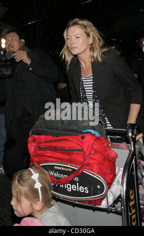 Los Angeles, 2008-3-30 / Model Kate Moss et sa fille LILA GRACE en arrivant à l'aéroport de LAX à partir de Londres. Kate se cachait derrière un comptoir de sécurité pour éviter les paparazzi (crédit Image : © Laguna Images/ZUMA Press) Banque D'Images