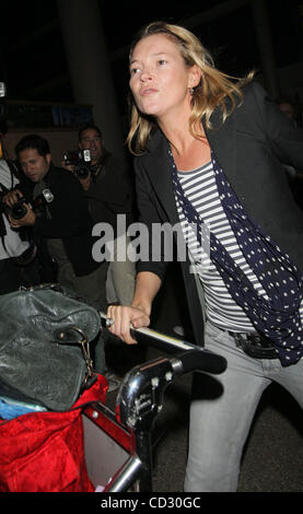 Los Angeles, 2008-3-30 / Model Kate Moss et sa fille LILA GRACE en arrivant à l'aéroport de LAX à partir de Londres. Kate se cachait derrière un comptoir de sécurité pour éviter les paparazzi (crédit Image : © Laguna Images/ZUMA Press) Banque D'Images