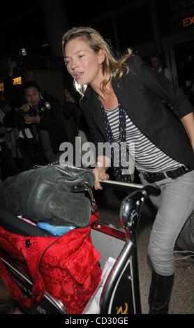 Los Angeles, 2008-3-30 / Model Kate Moss et sa fille LILA GRACE en arrivant à l'aéroport de LAX à partir de Londres. Kate se cachait derrière un comptoir de sécurité pour éviter les paparazzi (crédit Image : © Laguna Images/ZUMA Press) Banque D'Images