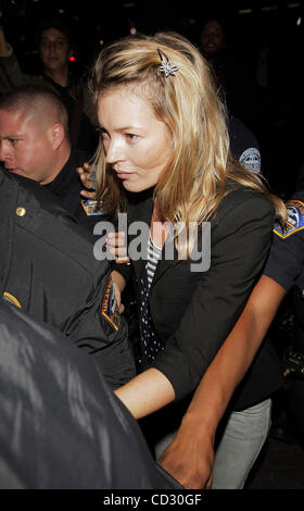 Los Angeles, 2008-3-30 / Model Kate Moss et sa fille LILA GRACE en arrivant à l'aéroport de LAX à partir de Londres. Kate se cachait derrière un comptoir de sécurité pour éviter les paparazzi (crédit Image : © Laguna Images/ZUMA Press) Banque D'Images