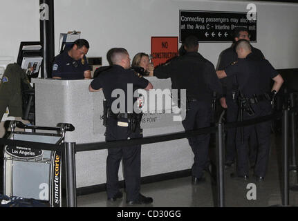 Los Angeles, 2008-3-30 / Model Kate Moss et sa fille LILA GRACE en arrivant à l'aéroport de LAX à partir de Londres. Kate se cachait derrière un comptoir de sécurité pour éviter les paparazzi (crédit Image : © Laguna Images/ZUMA Press) Banque D'Images