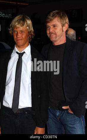 31 mars 2008 - Hollywood, Californie, États-Unis - J13036PR.La première de ''LEATHERHEADS'' AU GRAUMAN'S Chinese Theatre, à Hollywood, CA 03-31-2008. - - 2008.LUC SCHRODER ET RICK SCHRODER(Image Crédit : Â© Phil Roach/Photos/ZUMAPRESS.com) Globe Banque D'Images